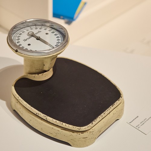 Eine alte Personenwaage als Teil der Ausstellung