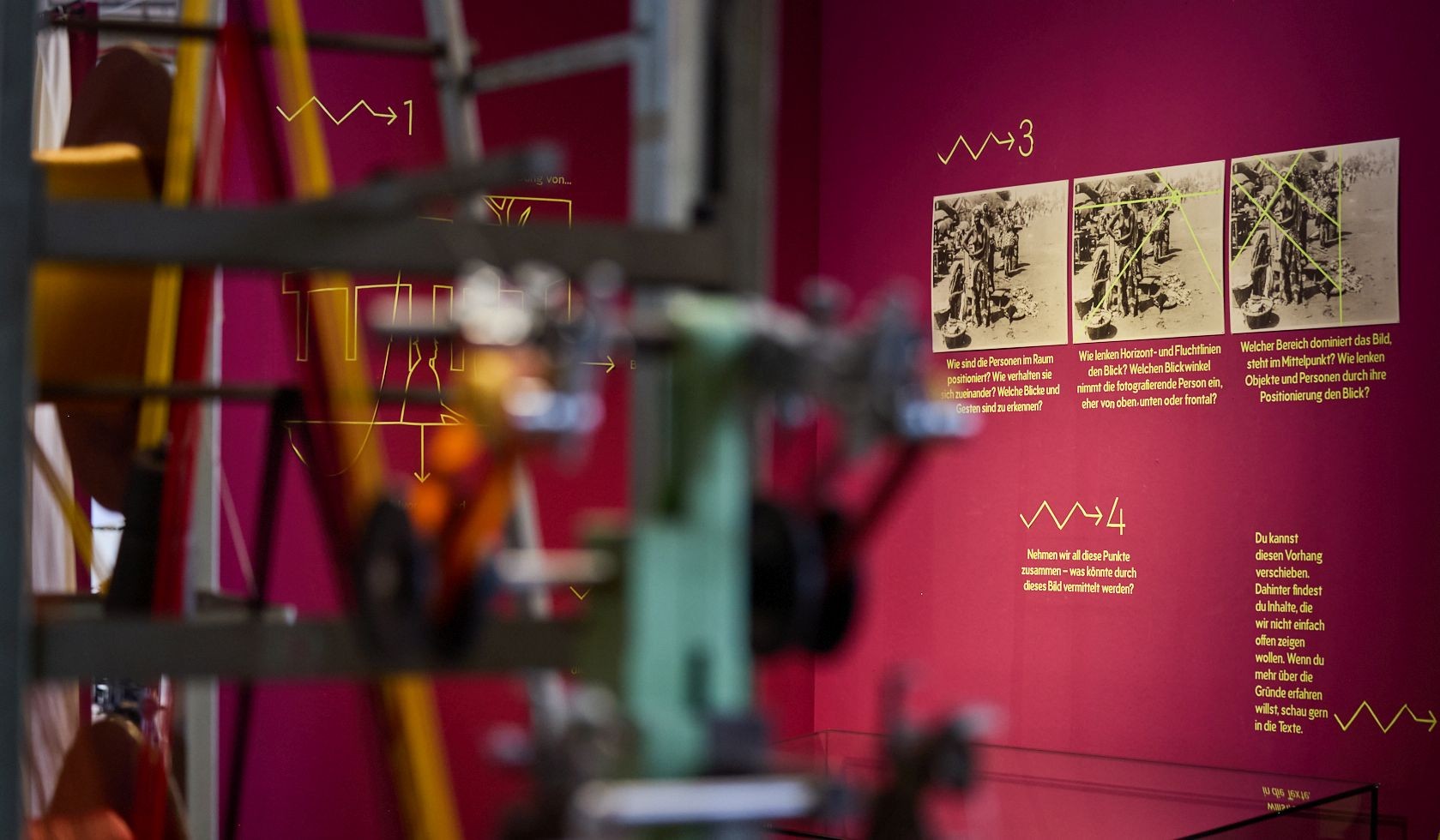 Blick in die Ausstellung mit Schwarz-Weißfotografien.