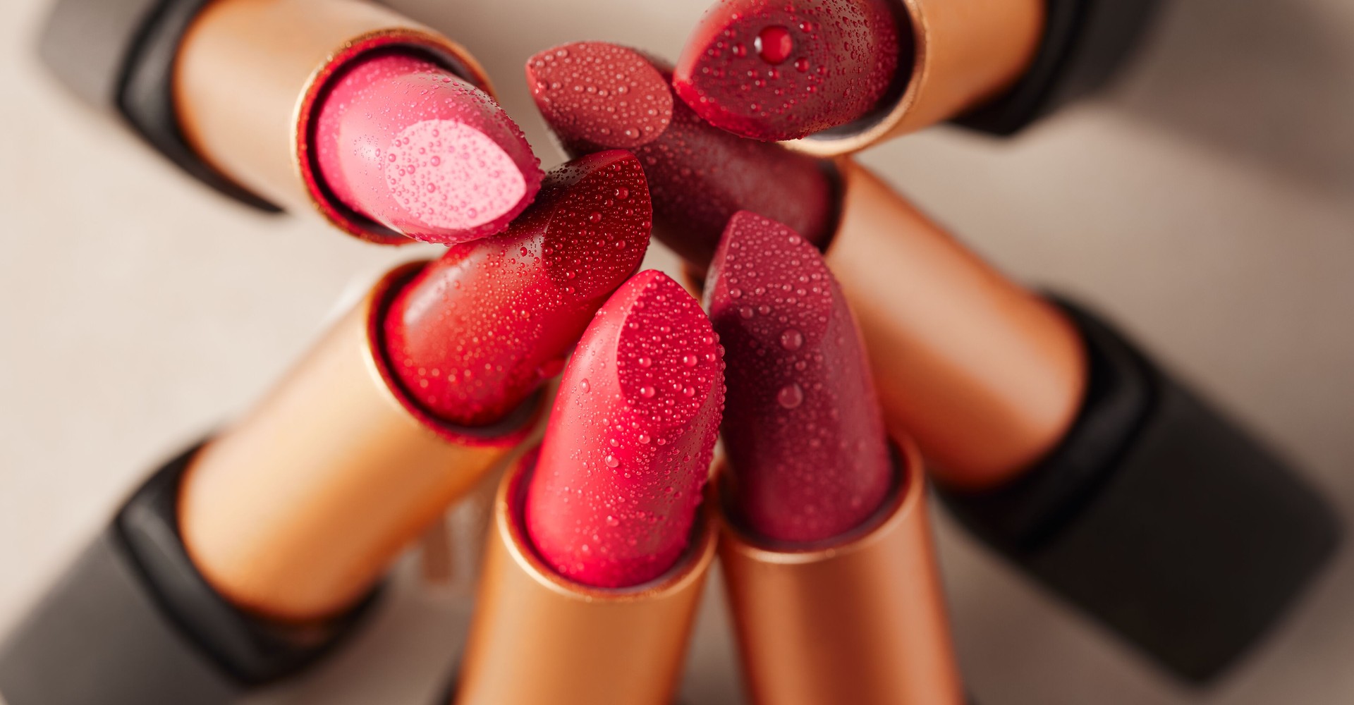 Aneinandergelehnte Lippenstifte