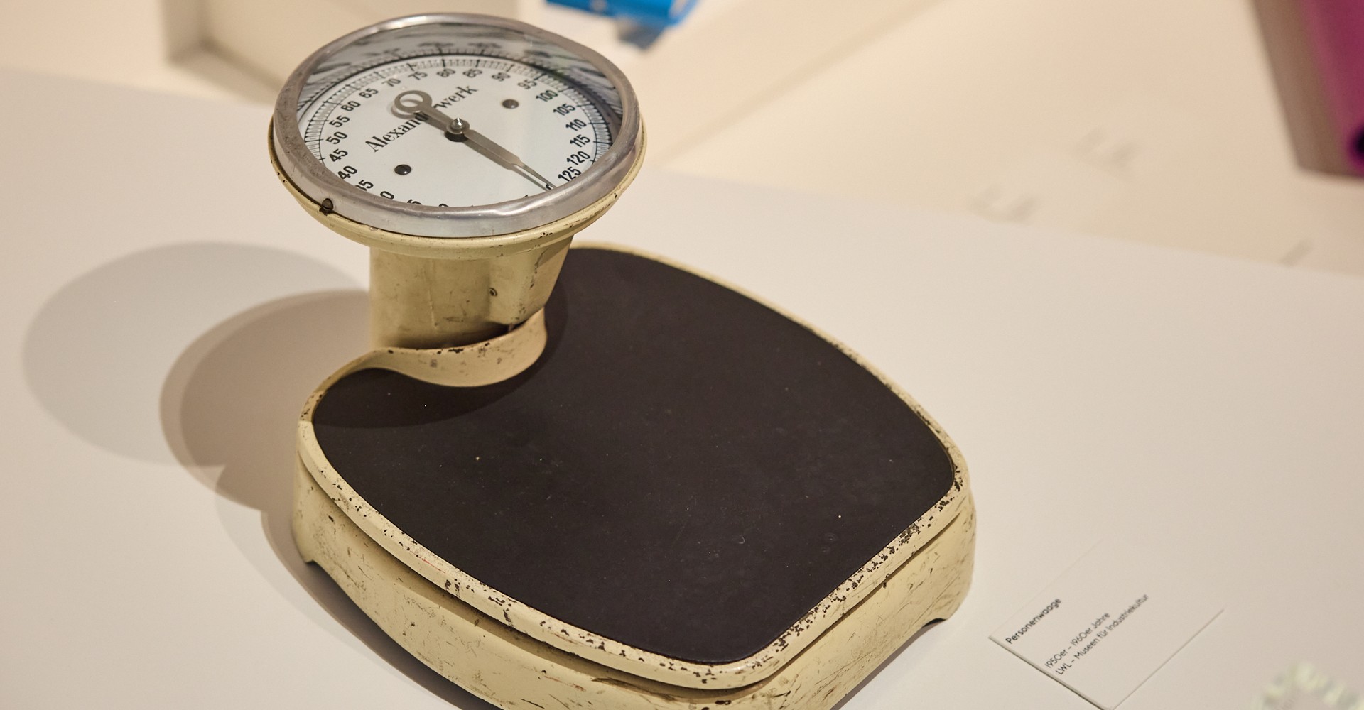Eine alte Personenwage als Teil der Ausstellung