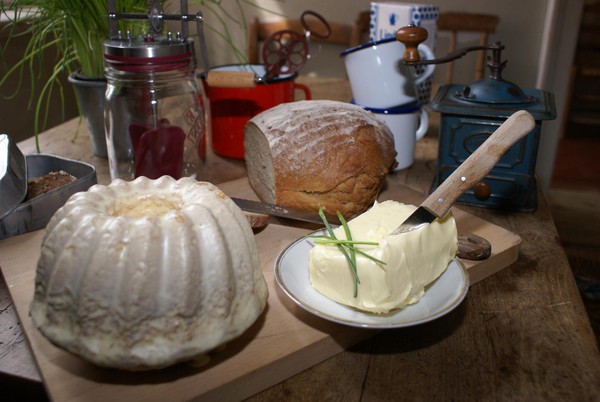 Kuchen, Butter und Brot auf einem Tisch