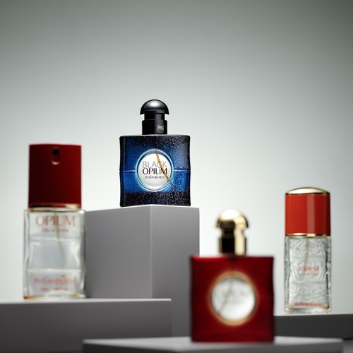 Verschiedene Flakons des Parfums Opium der Marke Yves Saint Laurent