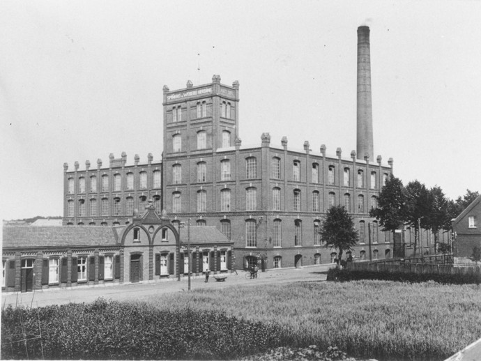 Historische schwarz-weiß Aufnahme des Backsteiingebäudes der Spinnerei Herding