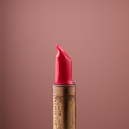 Durch starke Nutzung spitz verformter Lippenstift