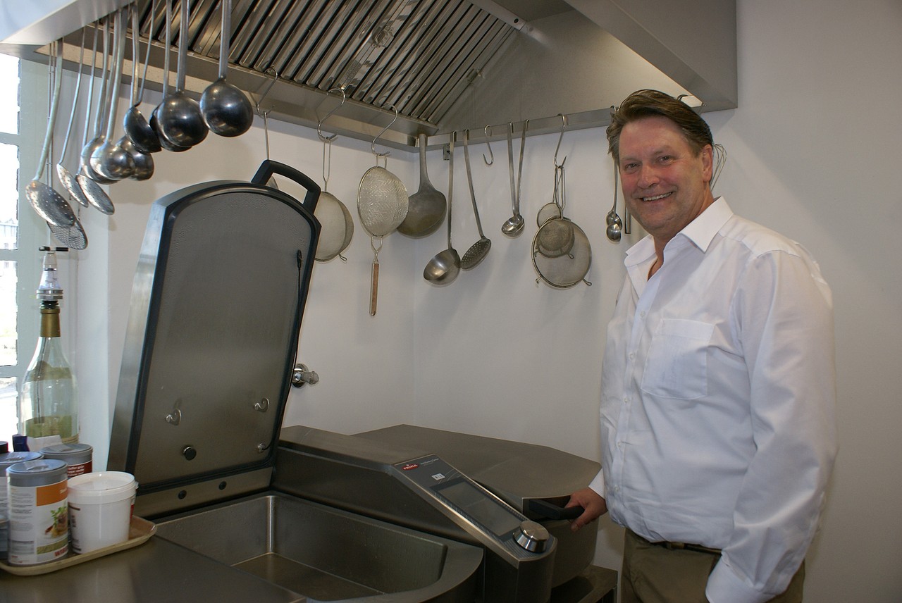 "Schiffchen"-Inhaber Ronald Boterkooper in der neuen, hochmodernen Küche. 